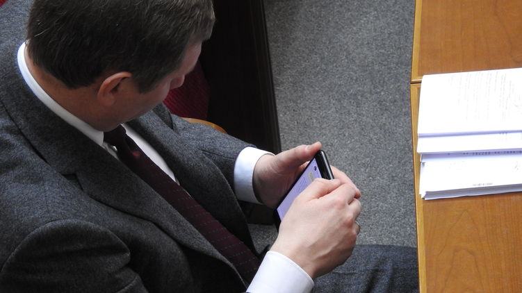 Сергей Шахов в парламенте ведет активные переписки в своем телефоне, фото: Изым Каумбаев, 