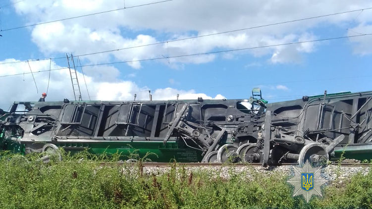 Товарняк с зерном, опрокинувшийся в Одесской области. Фото - Нацполиция