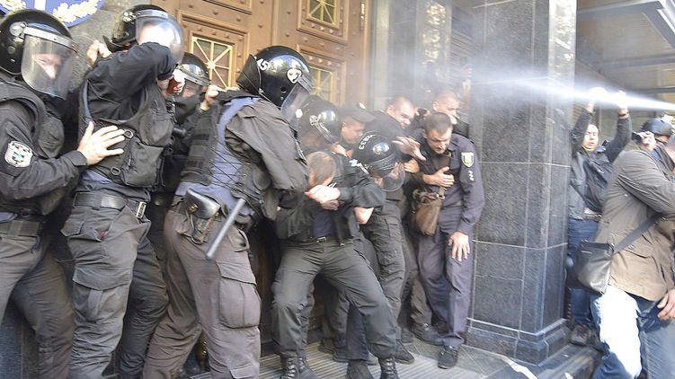 Митинг у стен ГПУ очень быстро превратился в массовые беспорядки, в которых досталось и правоохранителям, и журналистам, фото: golos.ua
