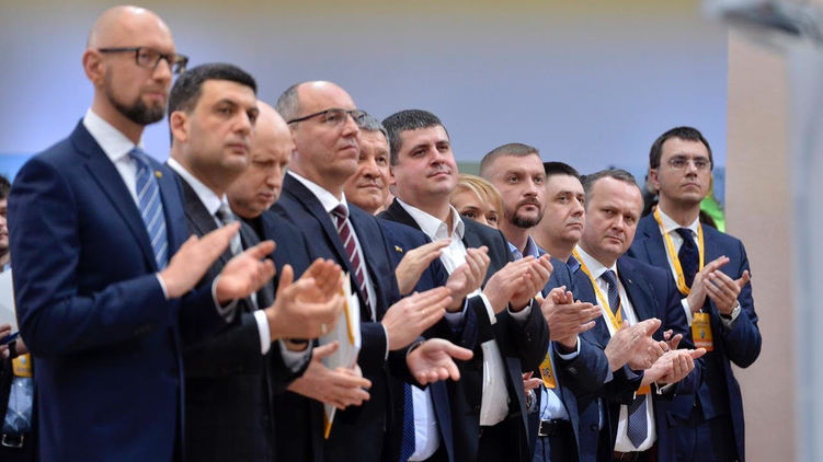 Чтобы заявить о невыдвижении в президенты, Арсений Яценюк позвал свою команду на дружеский съезд. Фото: сайт 