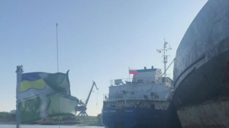 Российский танкер в порту Измаила. Фото - СБУ