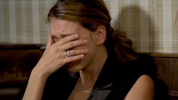 Регина Тодоренко плачет в передаче Ксении Собчак на YouTube. Фото: скриншот