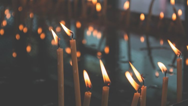 В родительскую субботу в храме принято ставить свечи о помине душ усопших. Фото из открытых источников