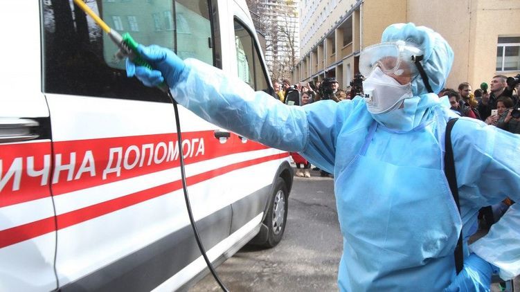 Новости коронавируса в Украине. Сотрудник дезинфицирует машину скорой помощи. Фото: Flickr