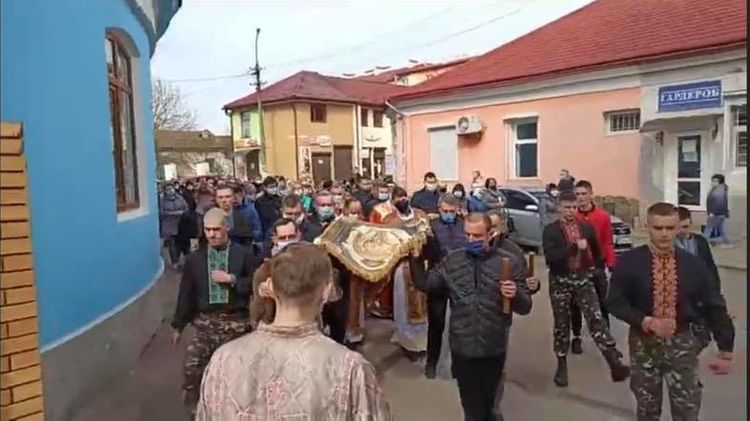 В Самборе Львовской области перед Пасхой устроили крестный ход. Фото: Facebook