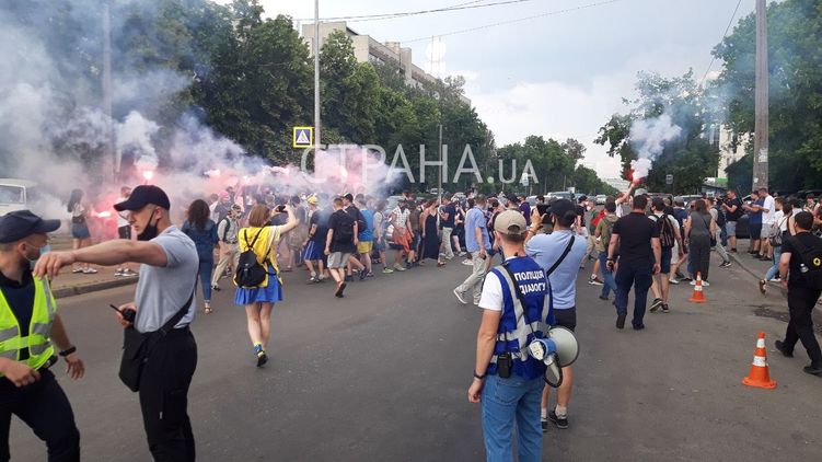 Сторонники Стерненко перегородили дорогу под Шевченковским судом Киева. Фото 