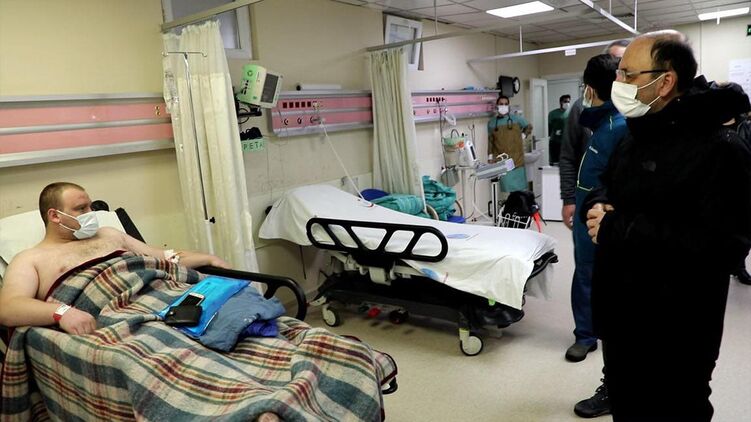 Шестеро спасенных украинцев -  в турецкой больнице.  Фото: Anadolu