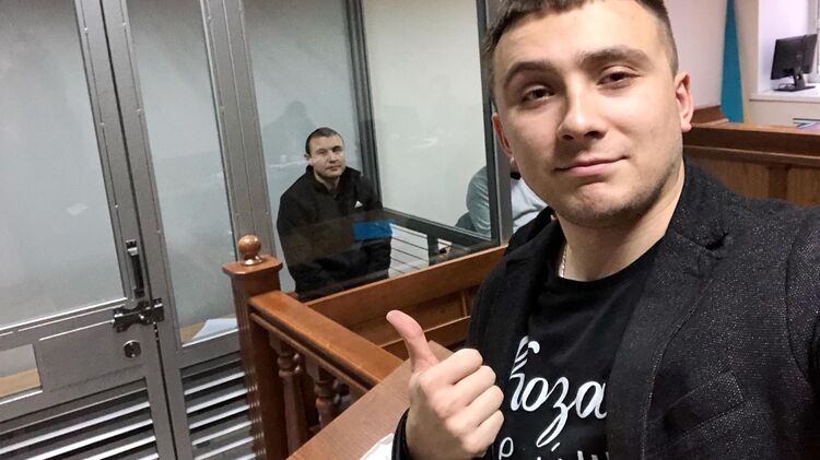 Сергей Стерненко позирует на фоне обвиняемого в покушении на него