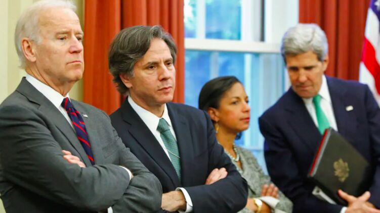 По внешней политике на Байдена влияют нынешний госсекретарь Блинкен (справа от него) и бывший госсекретарь Керри (на заднем плане)