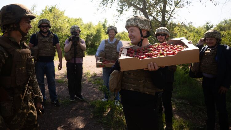 Порошенко показал солдатам, что они - одного поля ягода. Фото facebook.com/petroporoshenko