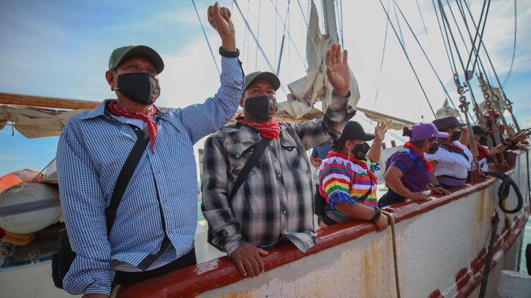 20 июня мексиканские революционеры на паруснике с надписью 