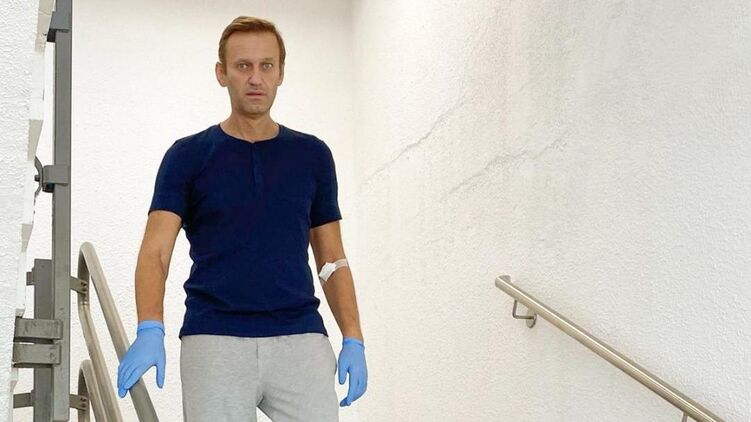 Алексей Навальный во время реабилитации в 