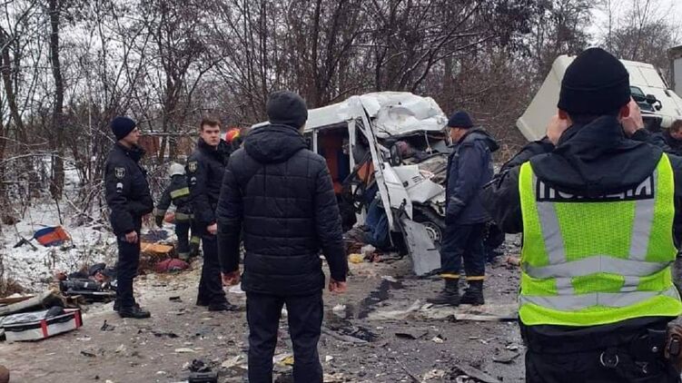 Трагическое ДТП под Черниговом, в котором погибли 13 человек. Фото: facebook.com/Serhii.Vasylyna