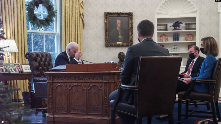 Многие обратили внимание на красноречивое фото из Белого дома во время переговоров Байдена и Зеленского. Фото: 