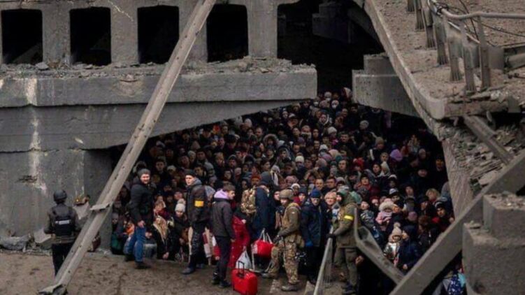 Люди прячутся в Ирпене под разрушенным мостом
