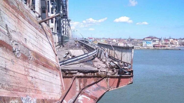 Разрушенный ракетой мост в Затоке