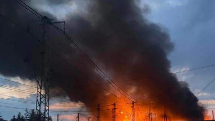 Фото, как горят подстанции во Львове после ракетного удара вечером 3 мая. Фото: Львовская ОВА
