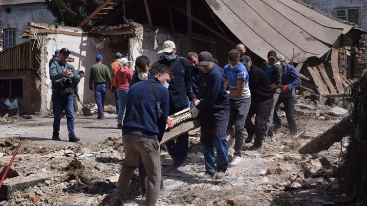 Спасатели и добровольцы разбирают завалы в Лебедине (Сумская область) после обстрелов