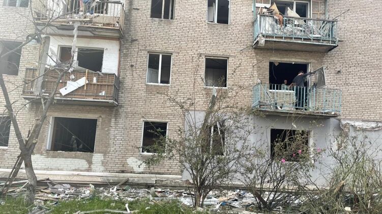Попавший под удар дом в Славянске. Фото Донецкой ОВА