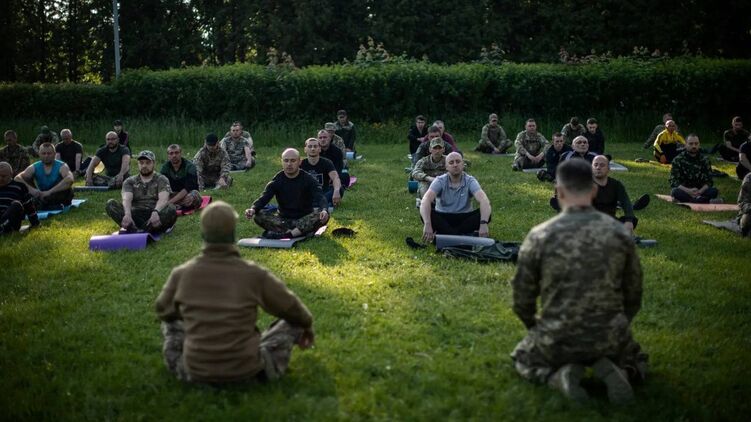 В центре военной подготовки членов теробороны учат сохранять спокойствие с помощью медитации. Фото New York Times