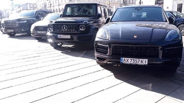 Украинцы выезжали в Европу на элитных автомобилях. Фото с парковки в Варшаве: topgir.com.ua