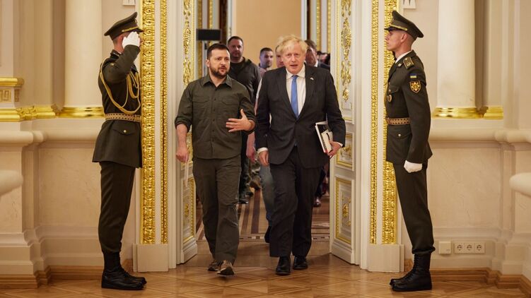 Теперь президенту Владимиру Зеленскому (слева) идти без премьера Бориса Джонсона, фото: president.gov.ua