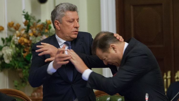 Драка между двумя лидерами фракций Юрием Бойко из Оппозиционного блока и Олега Ляшко из Радикальной партии - стала самым громким инцидентом понедельника, фото: unian.net