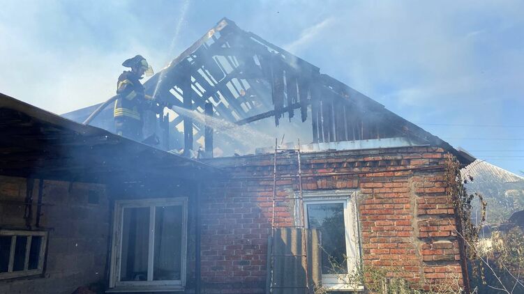 Спасатель ликвидирует пожар после обстрела в Донецкой области. Фото ГСЧС