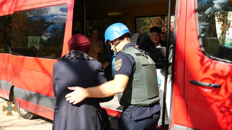 Спасатели помогают эвакуировать жителей Орехова в Запорожской области, которое страдает от обстрелов. Фото ГСЧС