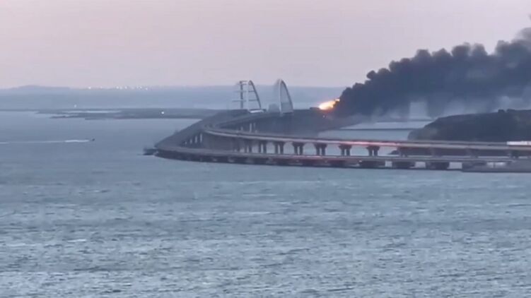 Из-за пожара Крымский мост частично обрушился. Скриншот видео