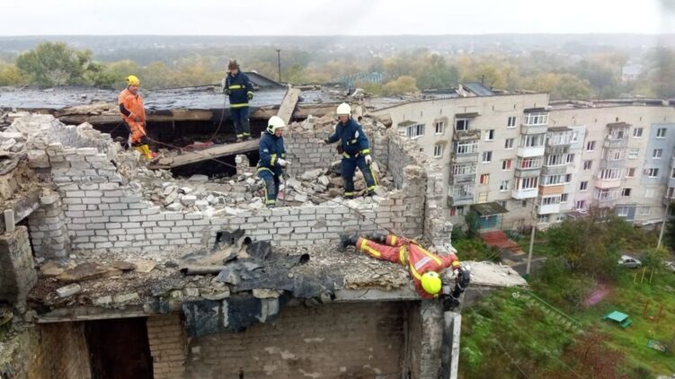 Спасатели разбирают завалы дома после обстрела РФ. Фото ГСЧС