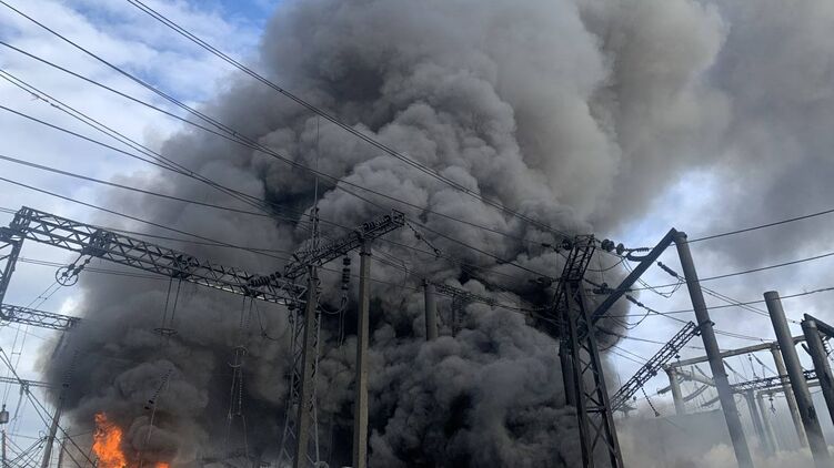Пожар после прилета по объекту энергетики в Ровно. 