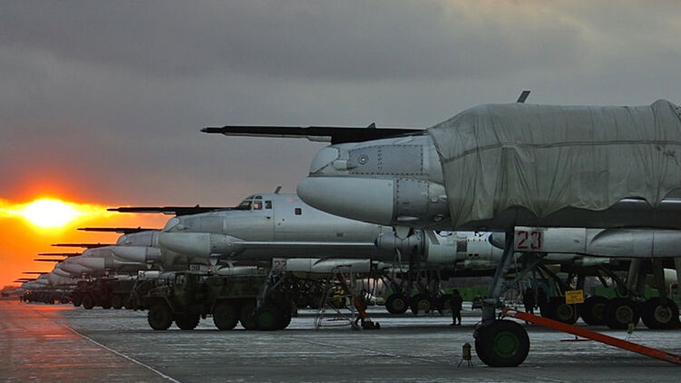 Ракетоносцы Ту-95МС на авиабазе 