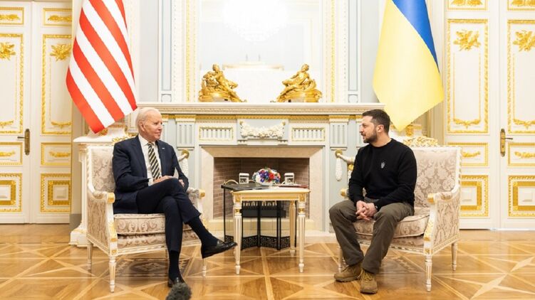 Президент США Джо Байден (слева) совершил неожиданный визит к своему украинскому коллеге Владимиру Зеленскому, фото: president.gov.ua