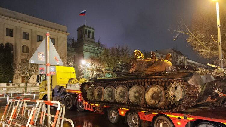 Подбитый российский танк у посольства РФ в Берлине