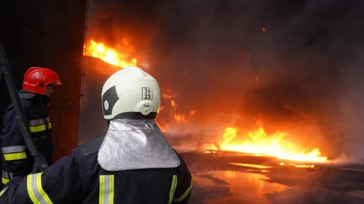 Спасатели ликвидируют пожар после ночной атаки дронов. Фото ГСЧС