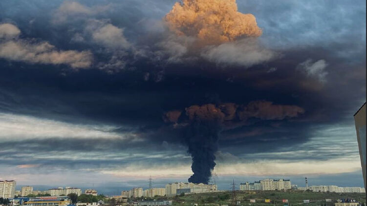 Столб дыма над Севастополем после удара по нефтебазе
