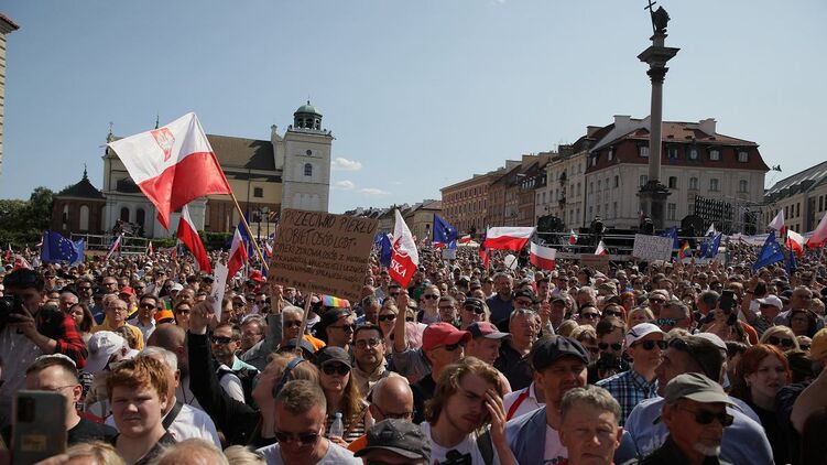 Опозиція перед виборами збирає у Польщі мітинги та звинувачує владу в атаці на демократію. Фото: Facebook