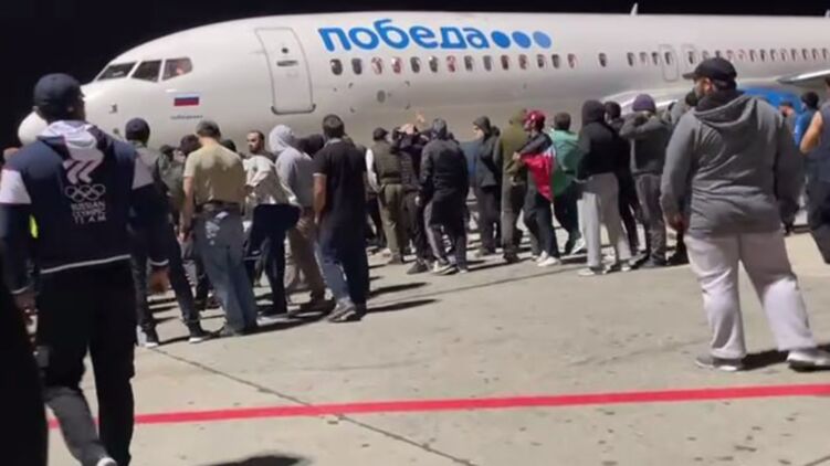 В Махачкале агрессивная толпа прорвалась на взлетную полосу и окружила самолет из Тель-Авива. Фото: Telegram
