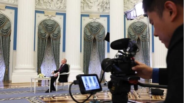 Путин дал интервью американскому журналисту