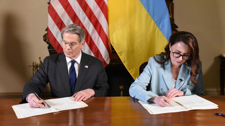 Міністр економіки України Свириденко та міністр фінансів США Бессант підписують угоду. Фото: facebook/yulia.svyrydenko
