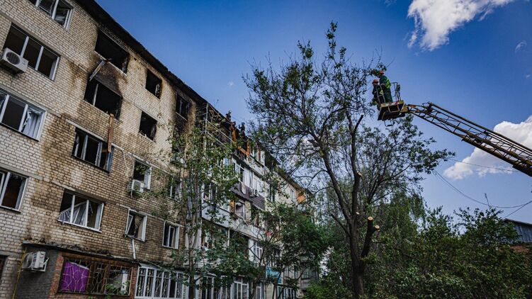 Последствия удара по Харькову, где в ночь на 11 июня погибли три человека