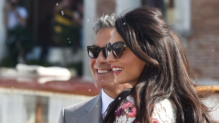 Клуни и Аламуддин в день бракосочетания, фото: wonderzine.com