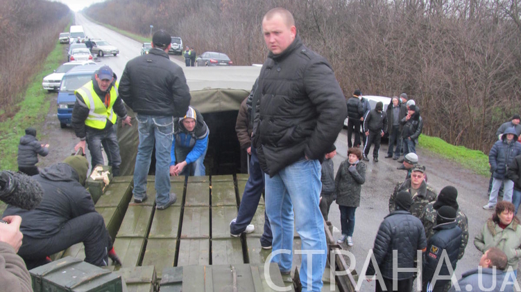 Под Артемовском (на трассе к Славянску) разоружают артиллерийскую воинскую часть, фото: Александр Сибирцев, апрель 2014/