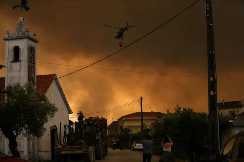 Европу из-за аномальной жары охватили лесные пожары, есть погибшие (фото)