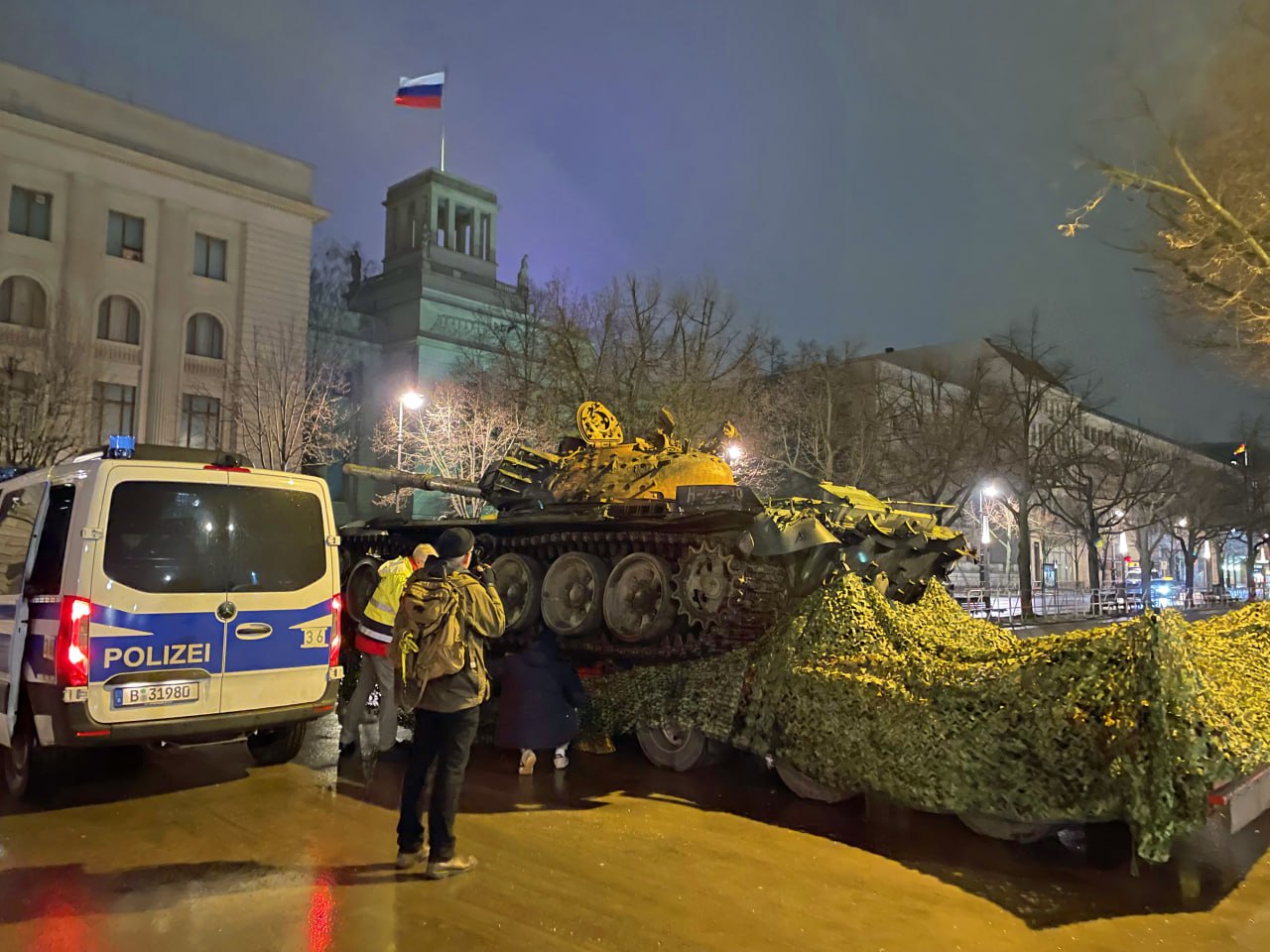 танк Т-72 під посольством РФ у Німеччині