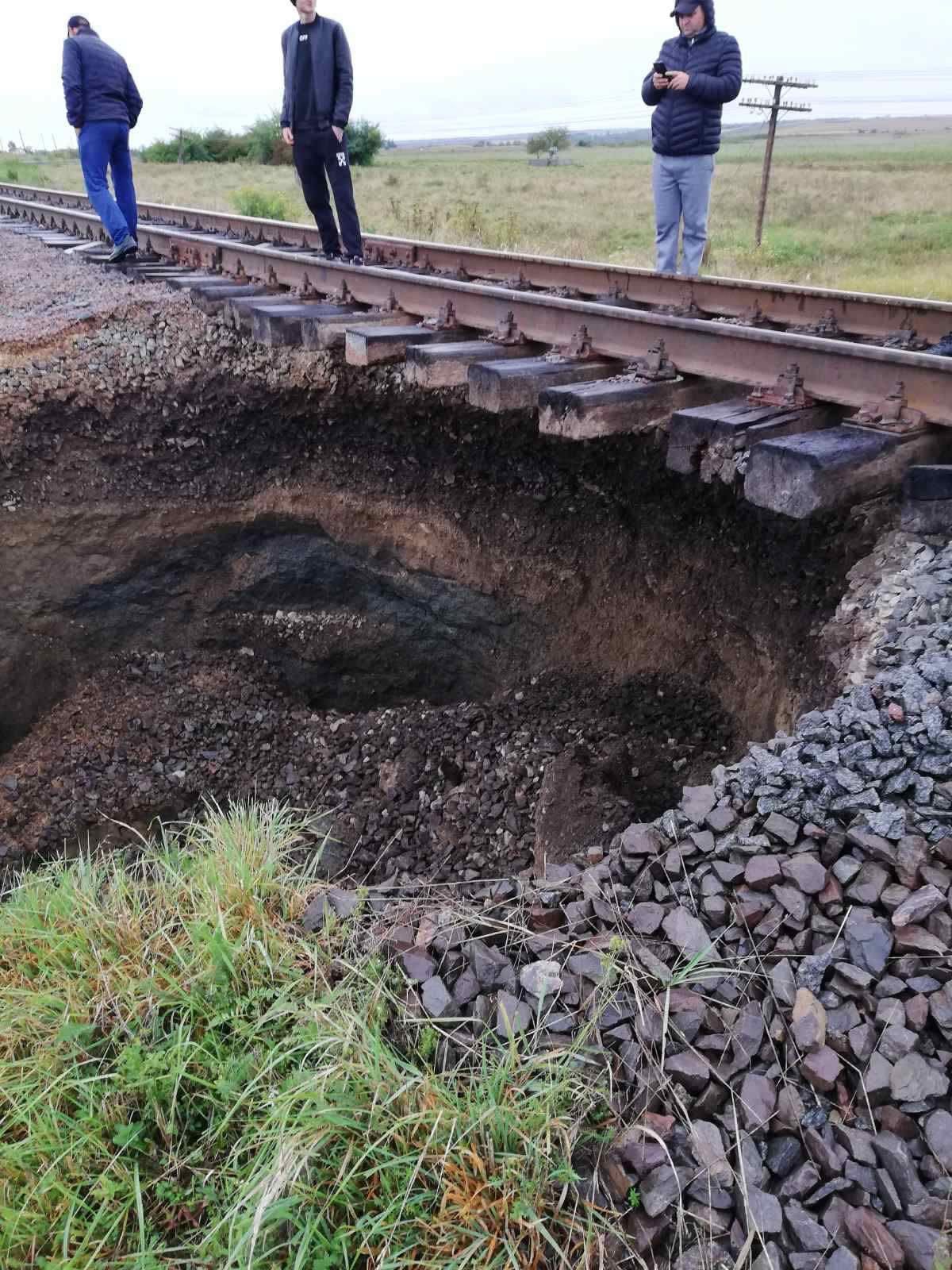 В районе карстовых пещер на перегоне Новоселица-Мамалыга произошел обвал грунта