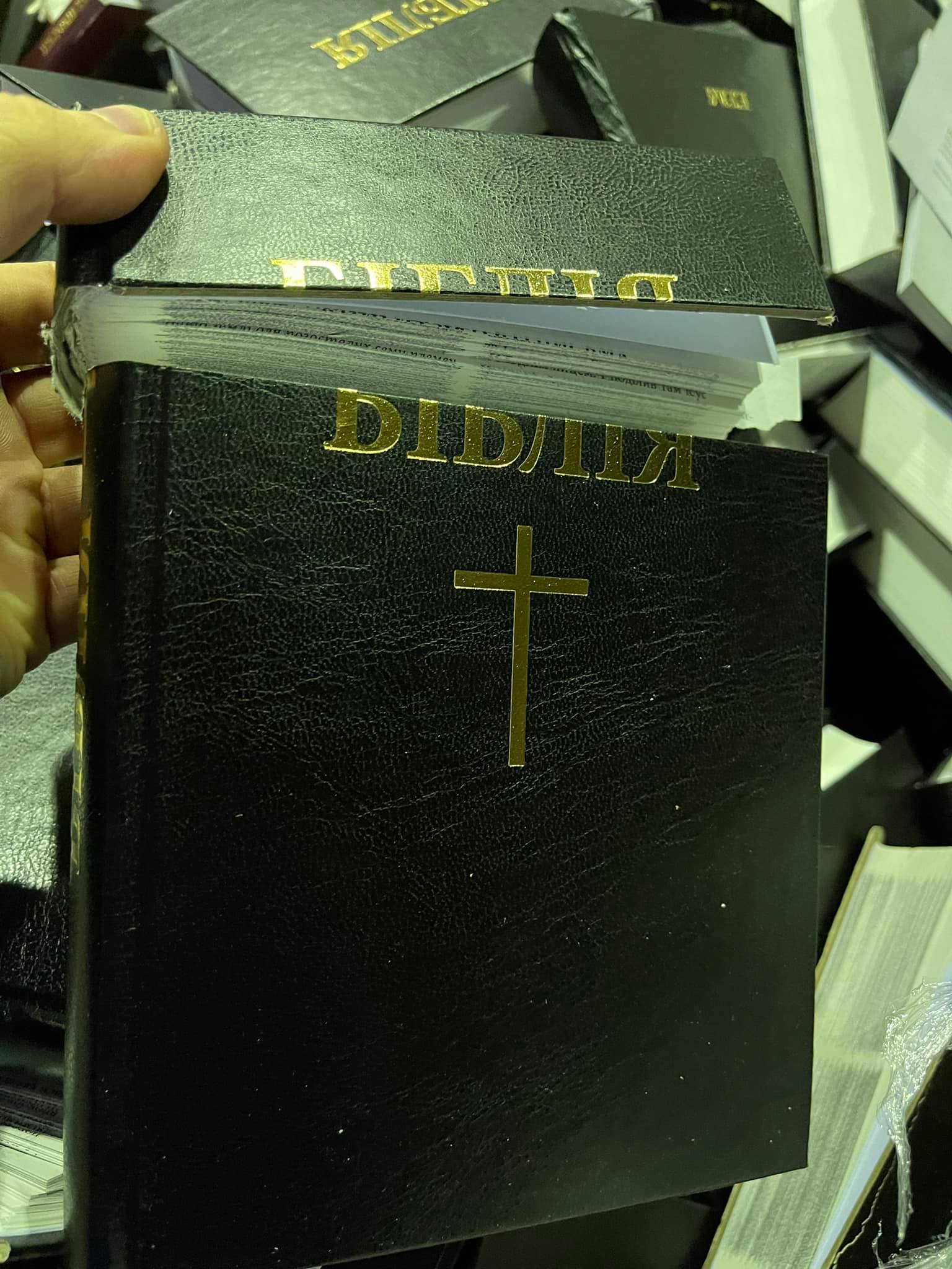 Экземпляры Библии принесли на переработку в Броварах. Скриншот из Фейсбука