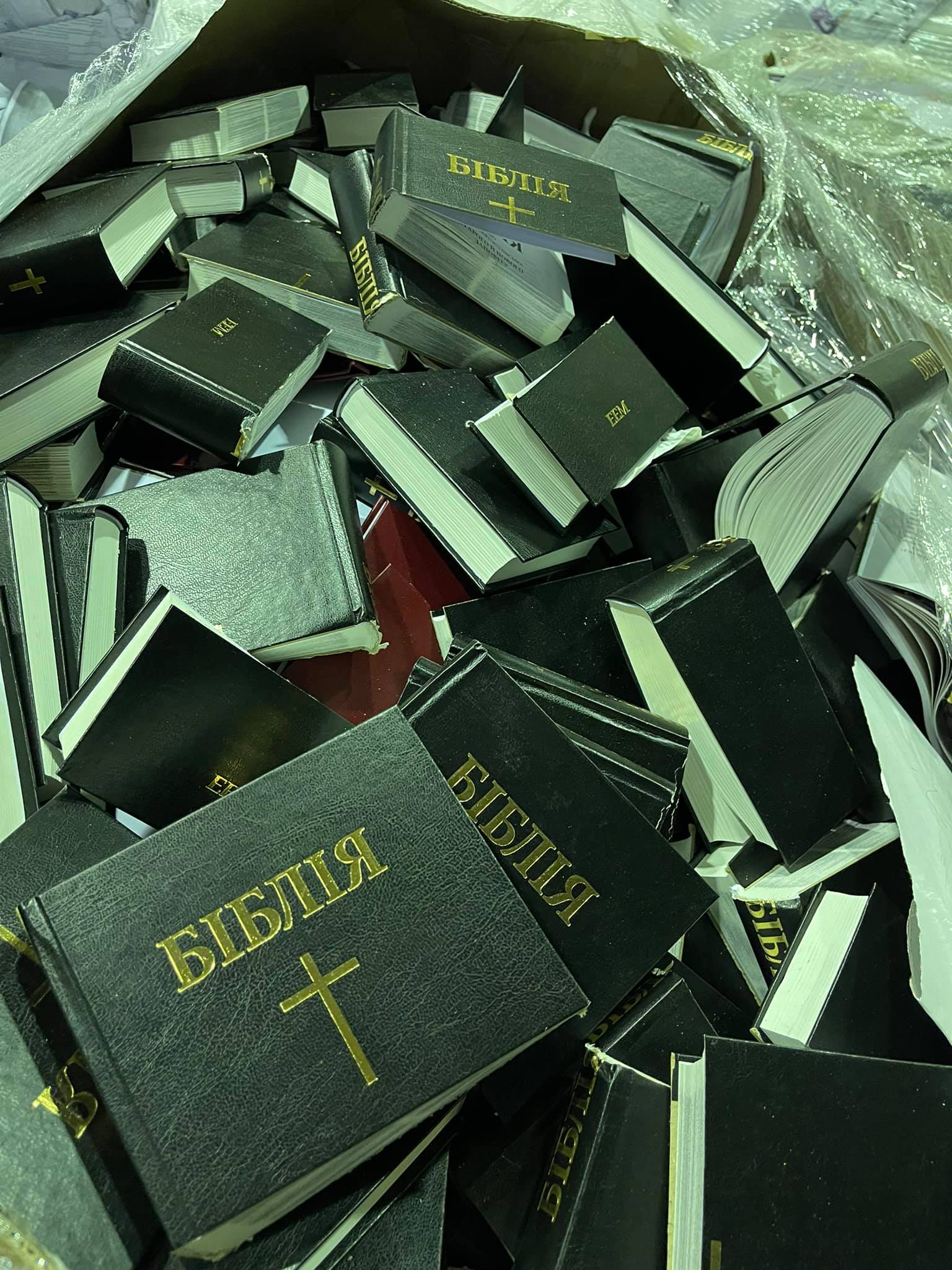 Экземпляры Библии принесли на переработку в Броварах. Скриншот из Фейсбука