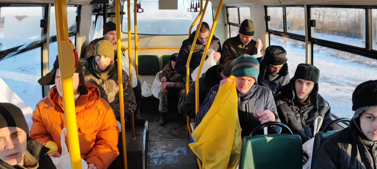 Украина провела обмен пленными и вернула домой 50 человек